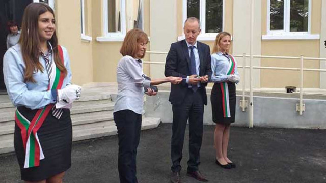 Официално откриха ремонтираната търговска гимназия във Варна