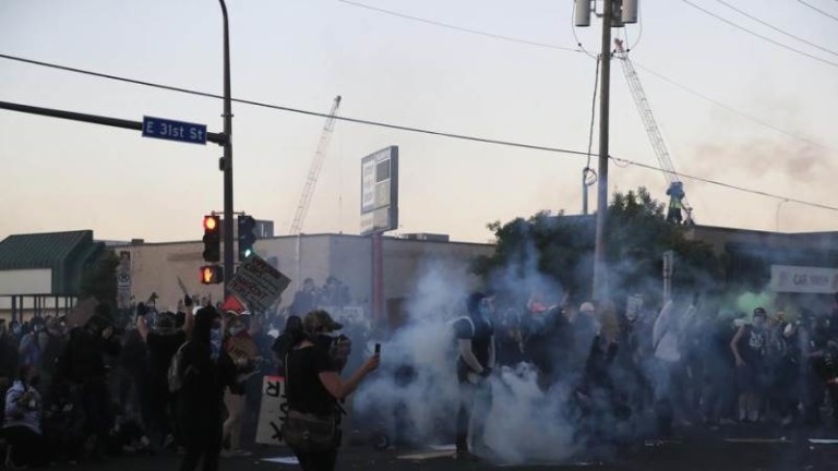 Полицията в Минеаполис използва сълзотворен газ по протестиращите