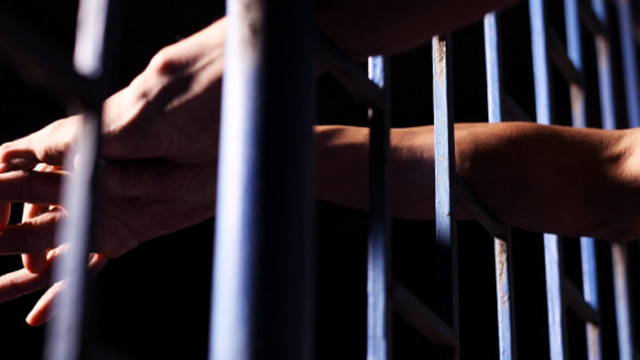 Двама братовчеди, обвинени в грабеж, остават в ареста