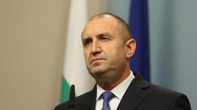 Радев връчи пагони на генерал-лейтенант на командира на ВВС Цанко Стойков