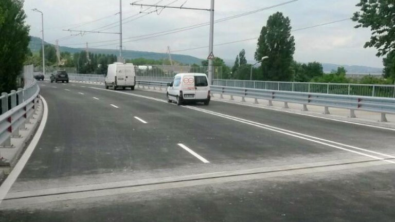 Кола блъсна пътен работник на Аспаруховия мост във Варна