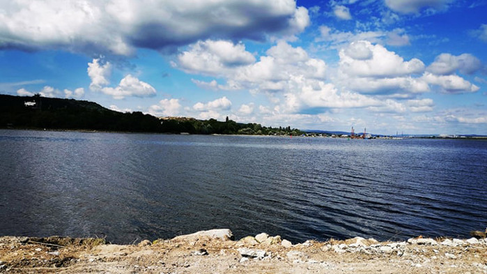 Политически упражнения върху авариралата тръба във Варненското езеро
