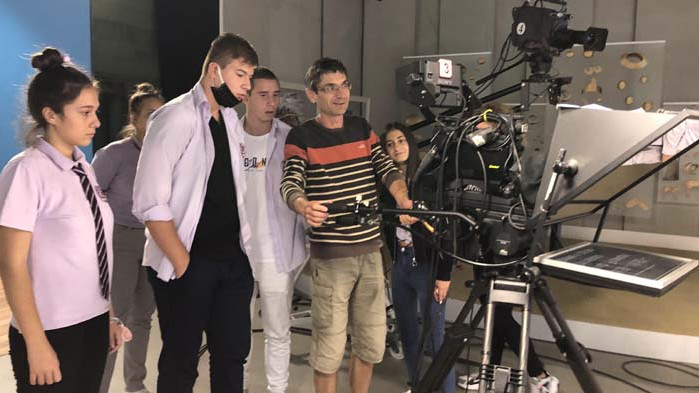 Младежи от Варна заснеха реални интервюта и влязоха в ролята на водещи и оператори