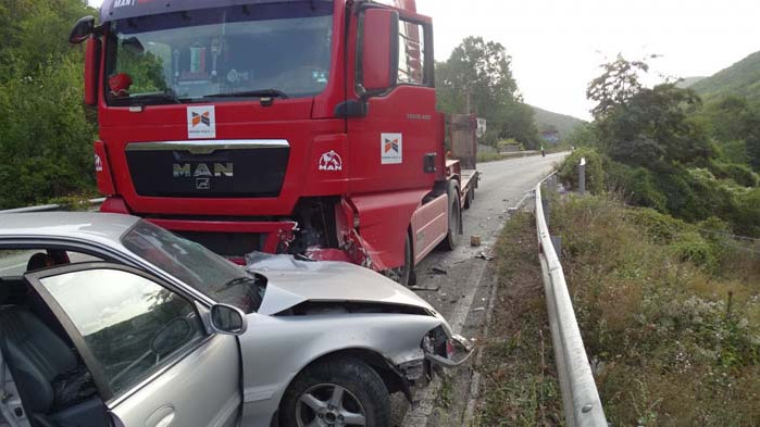 Камион и “Хюндай” се удариха на пътя Симитли – Банско