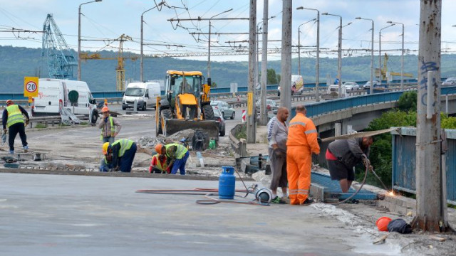 Блъснатият работник на Аспарухов мост все още е с опасност за живота