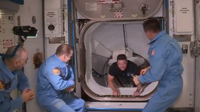Екипажът на Crew Dragon вече e на борда на Международната космическа станция (СНИМКИ)
