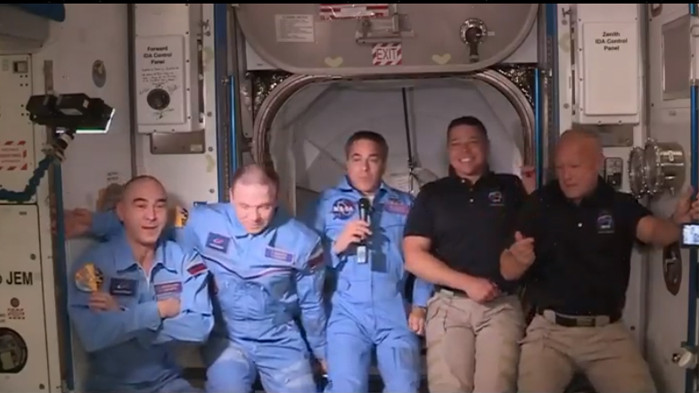 Екипажът на Crew Dragon вече e на борда на Международната космическа станция (СНИМКИ)