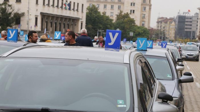 Манолова „яхна“ и протеста на автоинструкторите