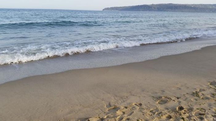 Търсят се стопани на два варненски плажа