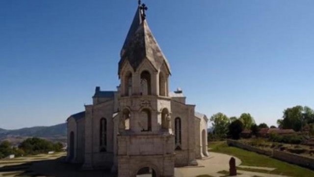 Снаряд удари историческа арменска катедрала в Нагорни Карабах (ВИДЕО)