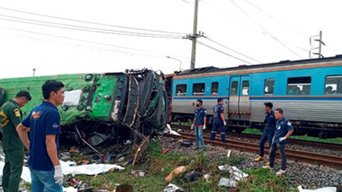 20 жертви при катастрофа между автобус и влак в Тайланд