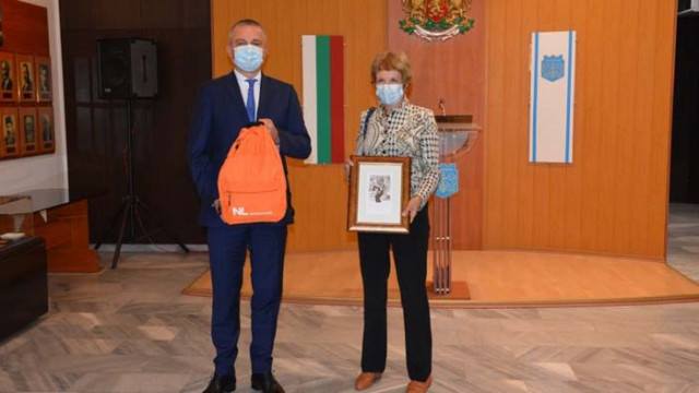 Нидерландия подари още 600 лалета на Варна