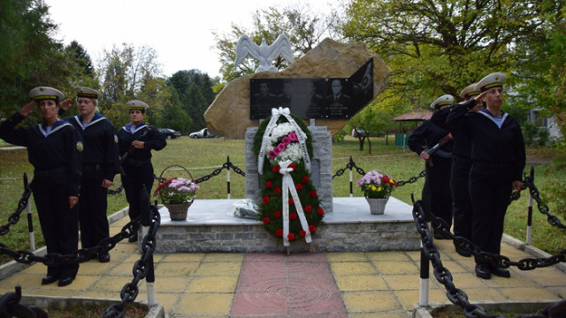 Празнуват флотските авиатори