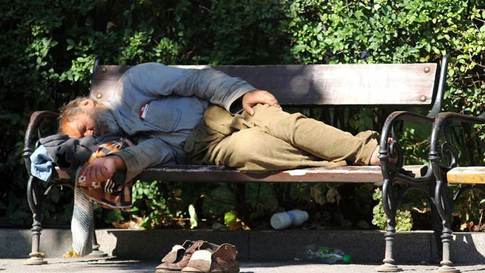 Бездомните в ЕС – стратегии и политики