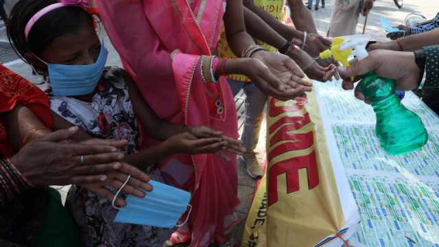 Индия избира 300 млн. души за приоритетна ваксинация