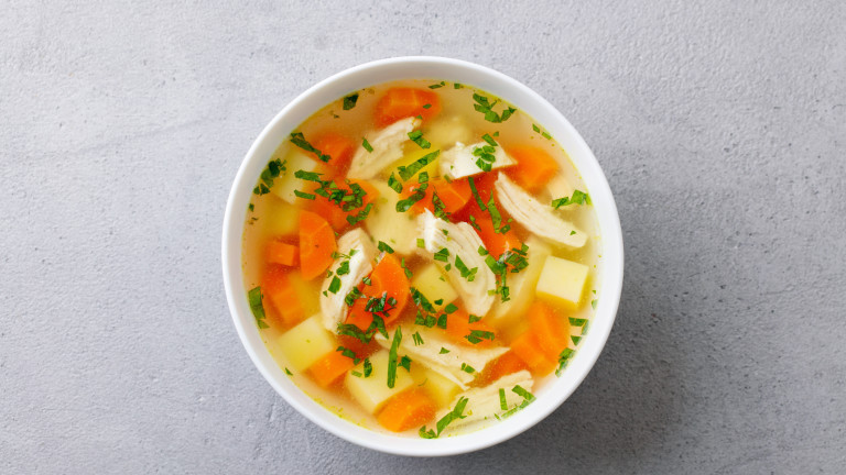 Пилешката супа и помага ли наистина при настинки и вируси