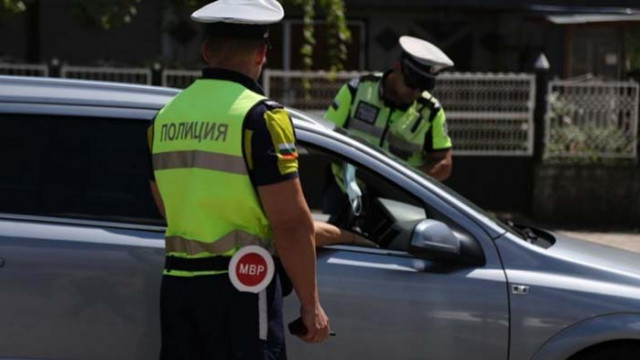 Пиян шофьор се опита да подкупи полицаи със златно килче