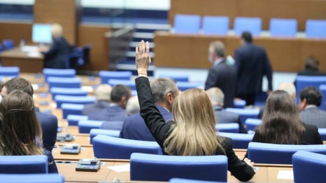 БСП и ДПС не успяха да провалят заседанието на парламента, още един депутат напусна Нинова