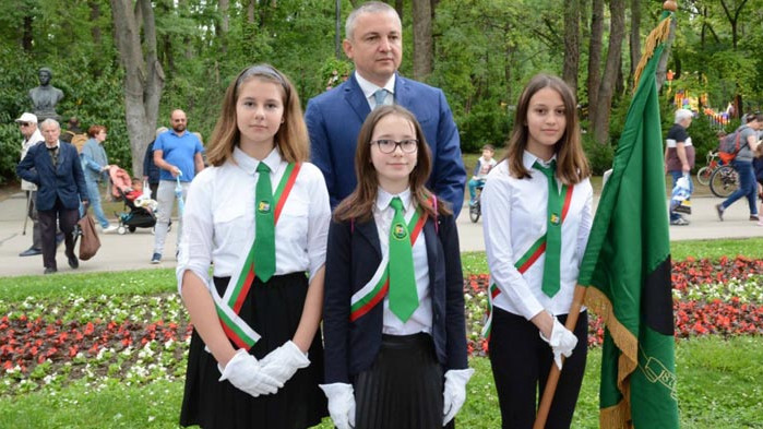 Кметът Иван Портних поднесе цветя пред паметника на Христо Ботев