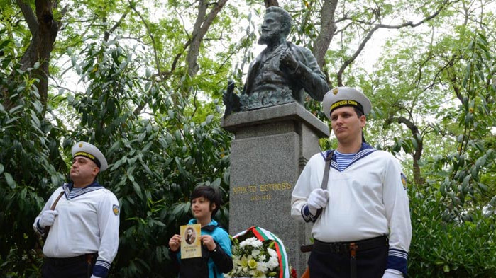 Кметът Иван Портних поднесе цветя пред паметника на Христо Ботев