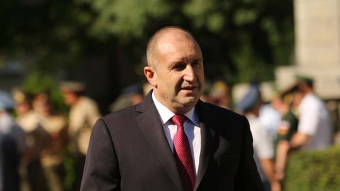 На Радев някой друг му е виновен, че е решил сам да тръгне с една сюрия хора към Естония