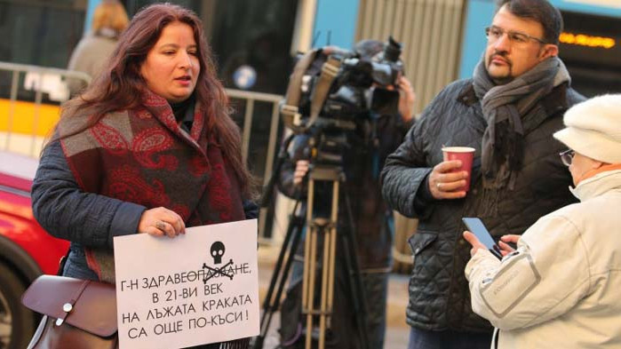 Настимир Ананиев и няколко съмишленици на протест срещу маските – искали да дишат