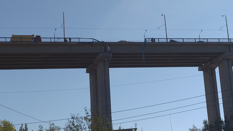 Камион е паднал от Аспарухов мост (СНИМКИ) ОБНОВЕНА