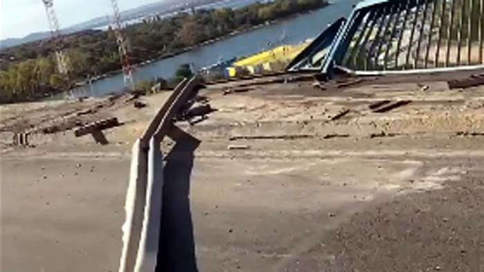 Шофьорът на камиона, паднал от Аспарухов мост, е загинал