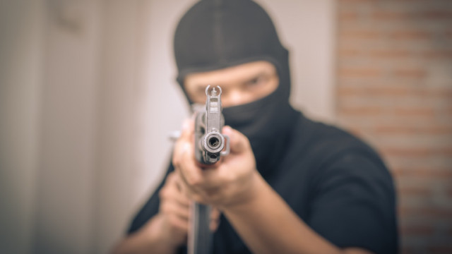 Задържаха пожарникар за серия въоръжени грабежи в Пловдив