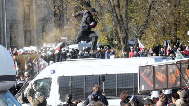 Полша залята от протести срещу решението за аборта и ограничителните мерки за Covid