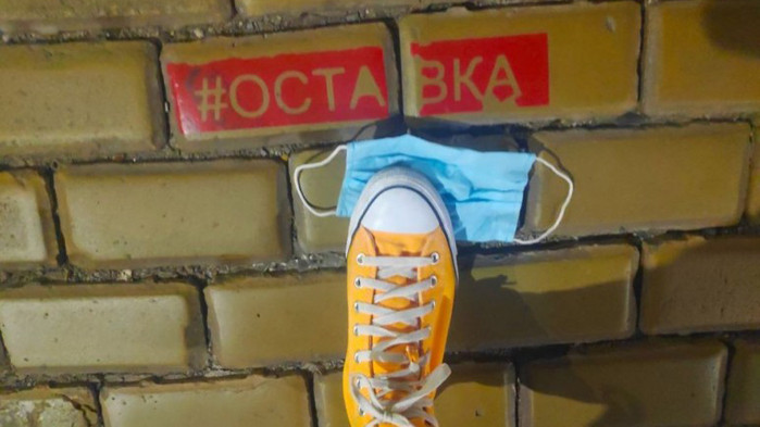 Дъщерята на Андрей Райчев се хвали, че мята яйца по герба, МО и гори медицински маски