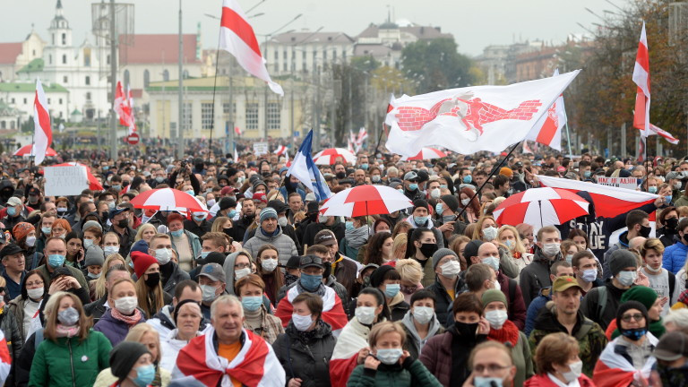 Полицията използва зашеметяващи гранати срещу хиляди протестиращи в Минск