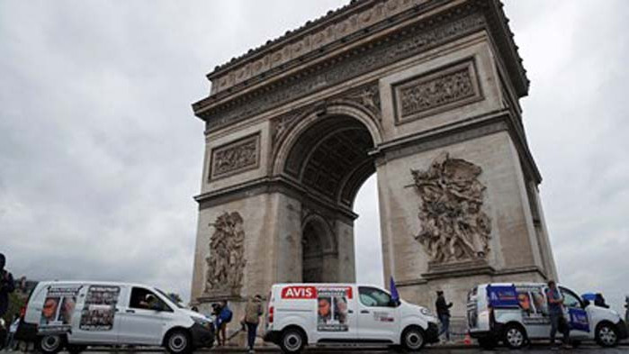 Бомбена заплаха наложи евакуация край Триумфалната арка в Париж