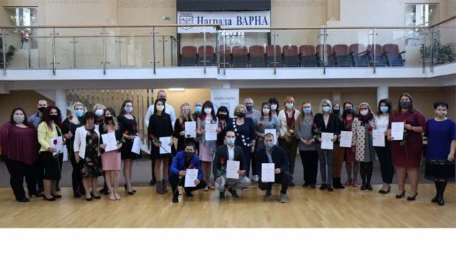 Наградиха 18 млади учители в навечерието на Деня на народните будители