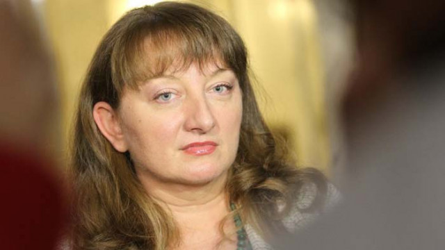 Сачева: Търсим нова програма, която да подпомогне работещите в засегнатите от COVID сфери