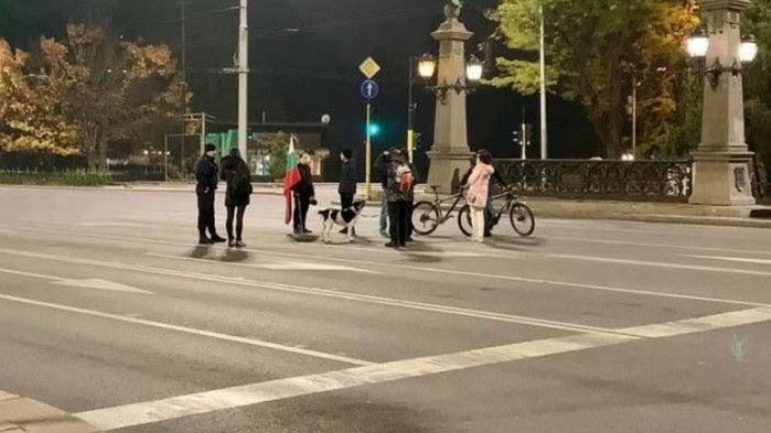 Народът окупира Орлов мост – 9 човека и едно куче