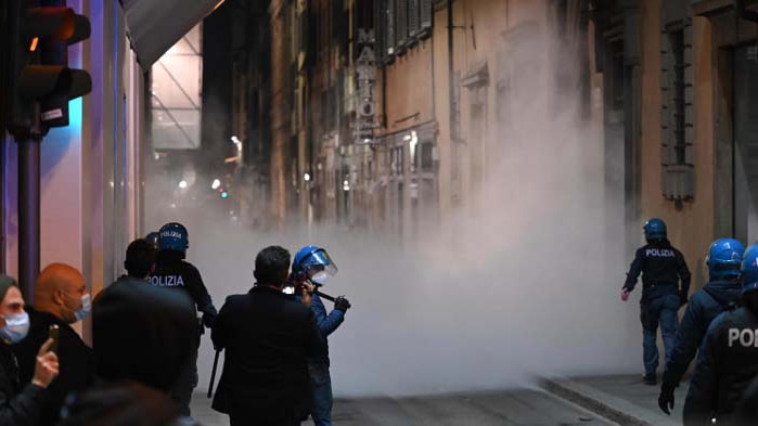 Сблъсъци във Флоренция между протестиращи и полиция заради COVID-19 мерките