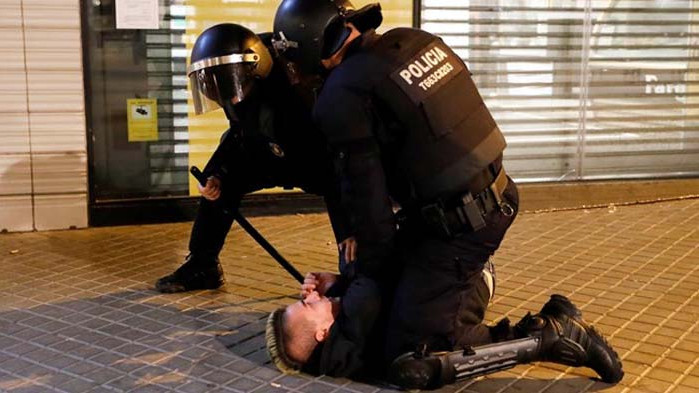 Безредици в Барселона заради затягане на мерките срещу COVID-19 (СНИМКИ)