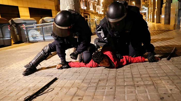 Безредици в Барселона заради затягане на мерките срещу COVID-19 (СНИМКИ)