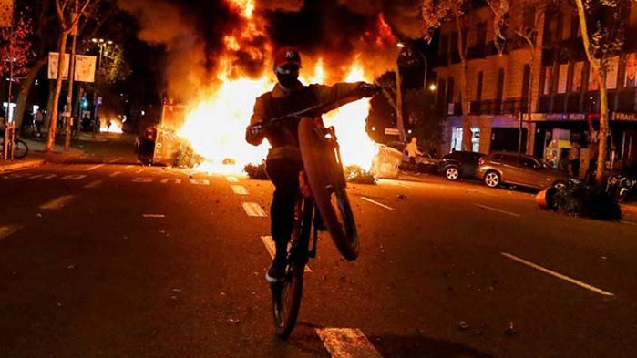 Безредици в Барселона заради затягане на мерките срещу COVID-19 (СНИМКИ)