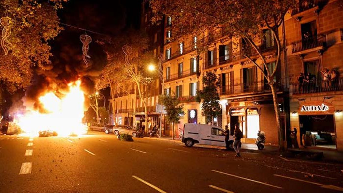 Безредици в Барселона заради затягане на мерките срещу COVID-19 (СНИМКИ)