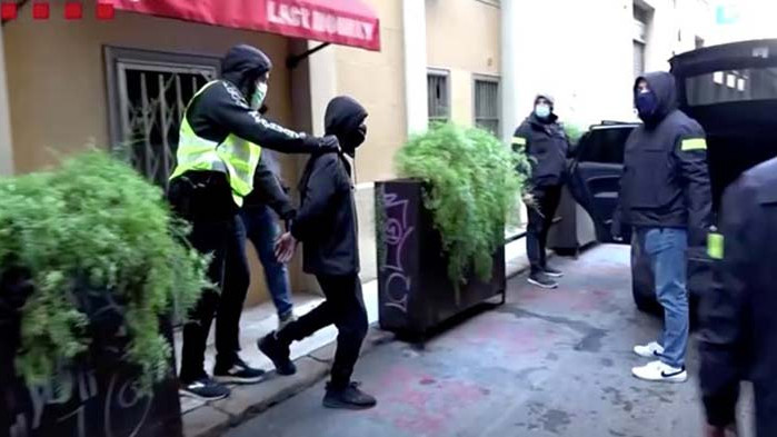 Безредици в Барселона заради затягане на мерките срещу COVID-19 (СНИМКИ)