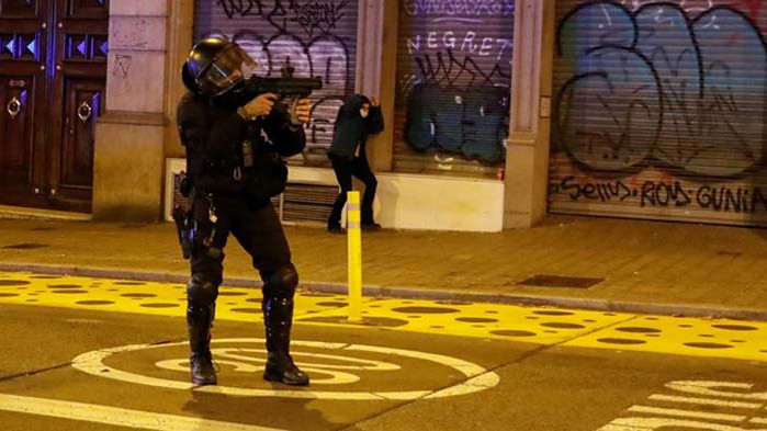 Безредици в Барселона заради затягане на мерките срещу COVID-19 (СНИМКИ)