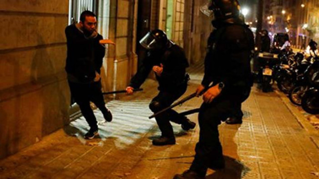 Безредици в Барселона заради затягане на мерките срещу COVID-19 (СНИМКИ)