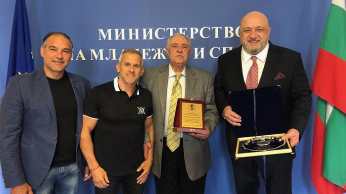Министър Кралев награди Никола Проданов с почетен плакет на ММС