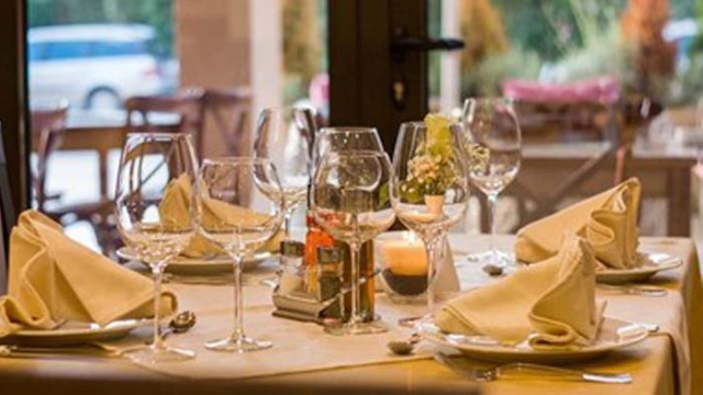 От днес заведенията в София работят до 23:30 часа