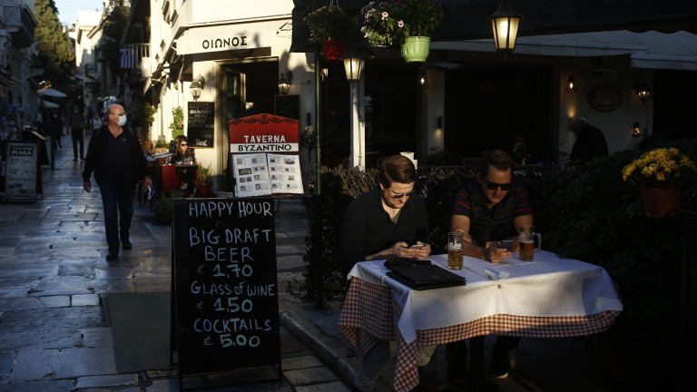 Коронавирус: Масово налагат глоби в Гърция - дори за неправилно поставена маска