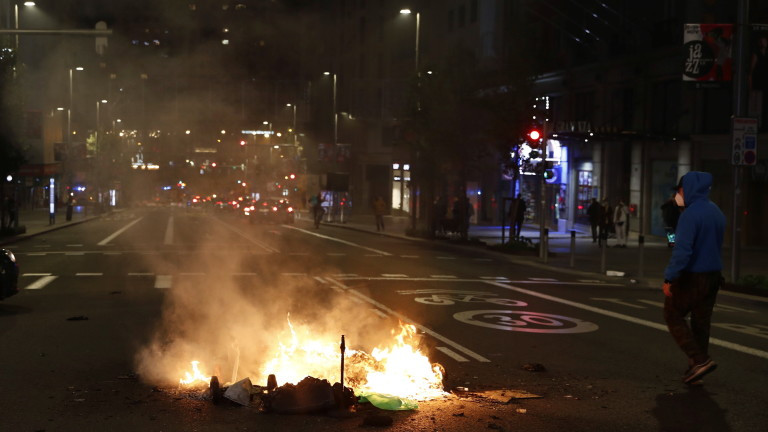 Втори ден сблъсъци между протестиращи и полиция в Испания заради COVID мерките