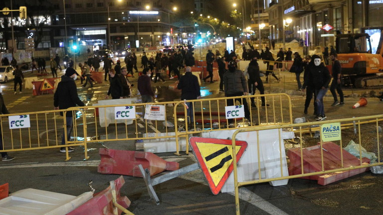 Втори ден сблъсъци между протестиращи и полиция в Испания заради COVID мерките