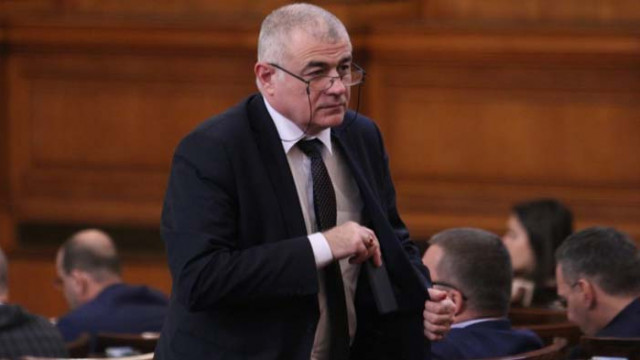 Депутат - контактен с Корнелия Нинова- без маска на масово мероприятие за Деня на будителите